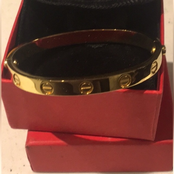 Jewelry - Gold tone fashion bangle